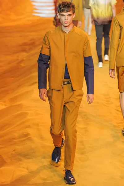 Look 16